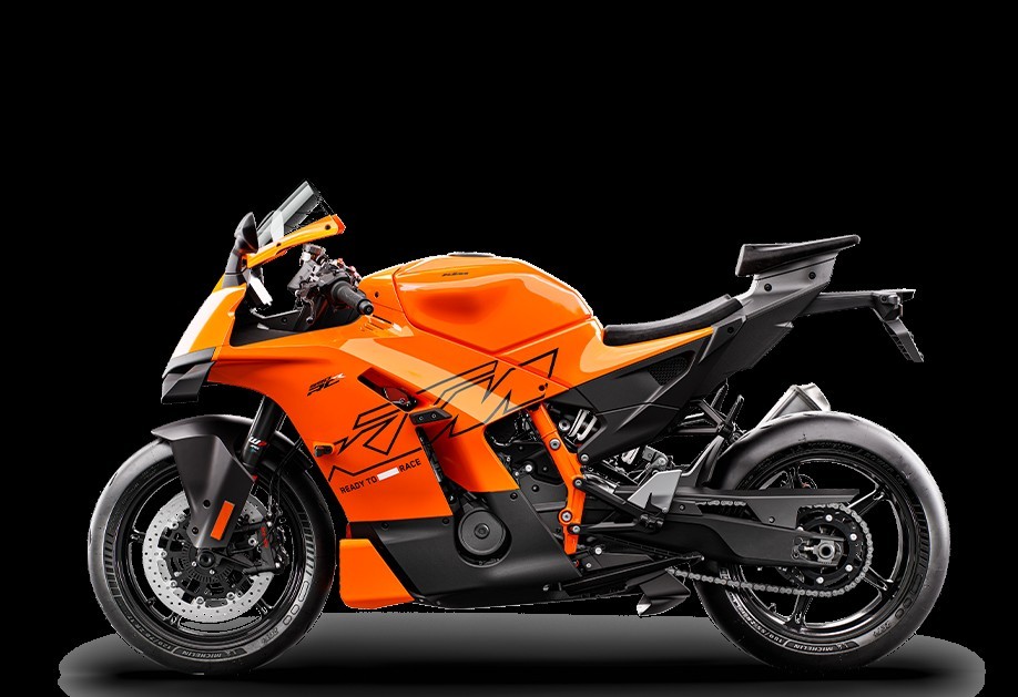 Orangefarbenes Sportmotorrad mit aerodynamischem Design, seitliche Ansicht, geeignet für leistungsstarkes Racing auf der Straße.