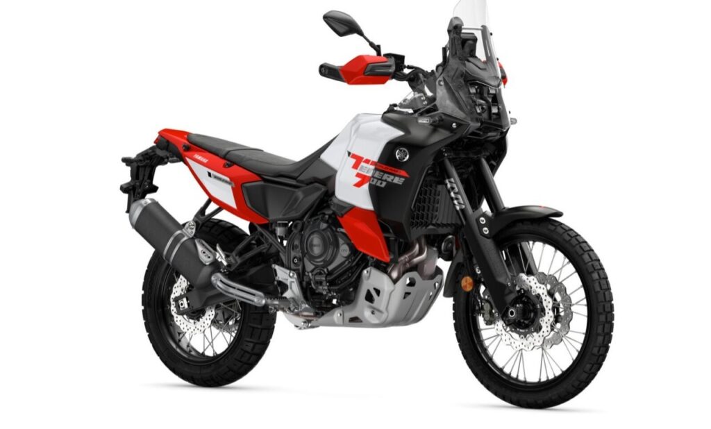 Rotes und weißes Motorrad, seitliche Ansicht, für Offroad-Abenteuer geeignet.